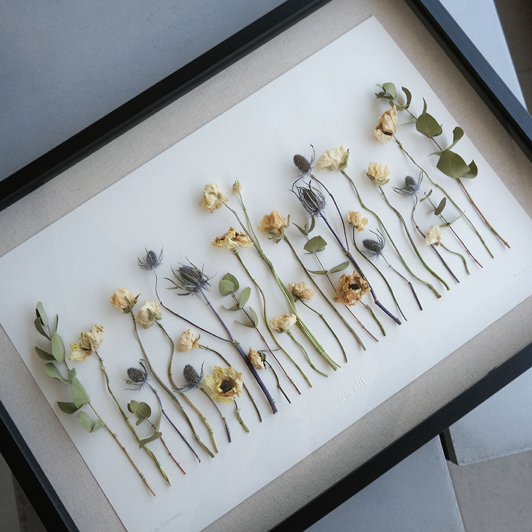 Cuadro de flores secas bordadas